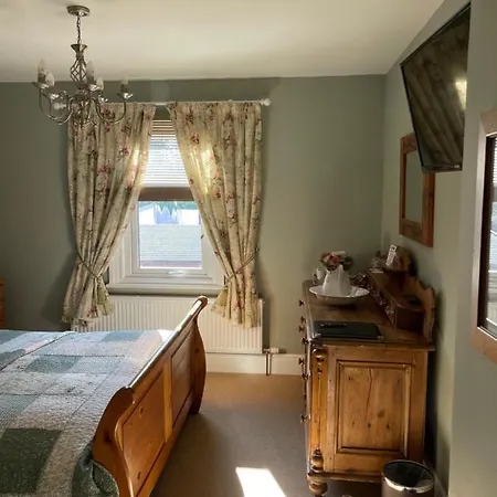 Overdale And Free Parking 4*