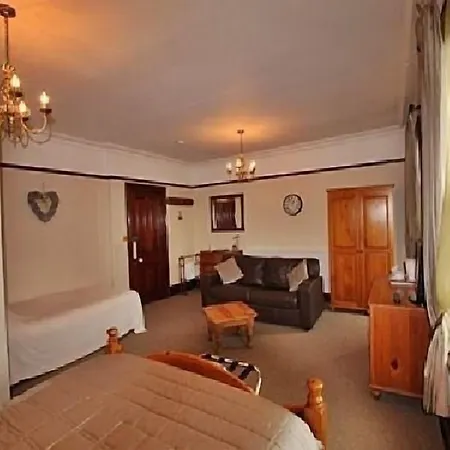 Overdale And Free Parking 4*