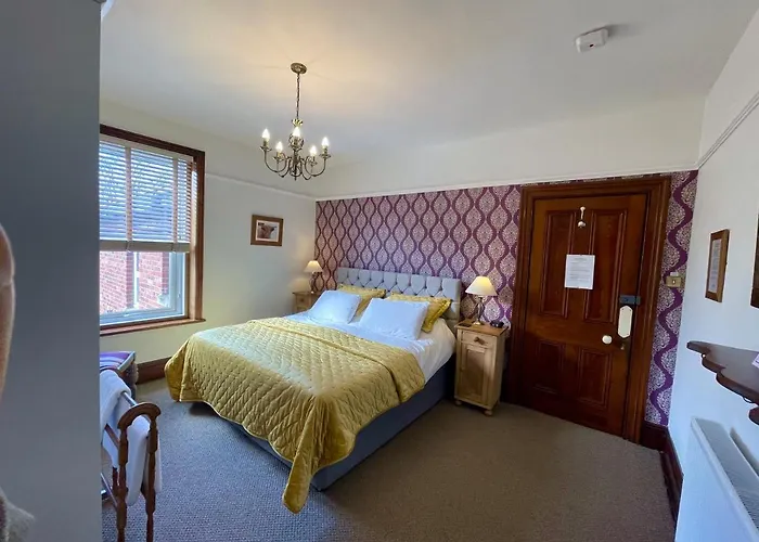 Overdale And Free Parking Guest house