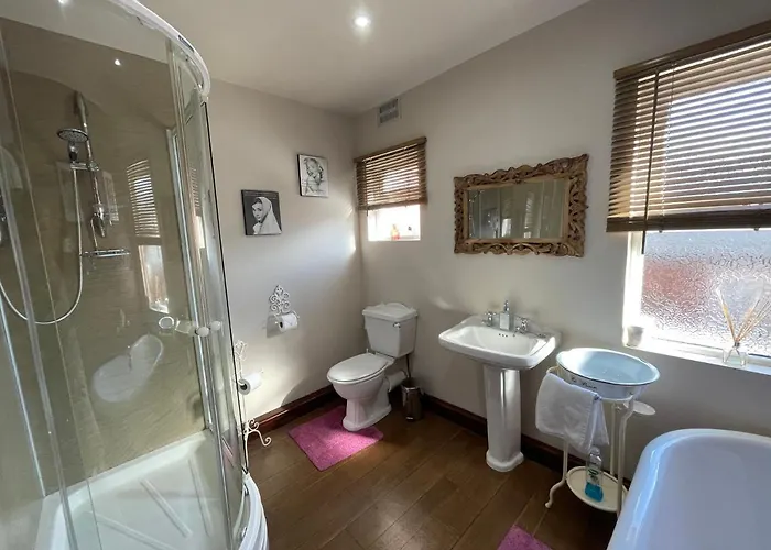 Overdale And Free Parking Guest house 4*