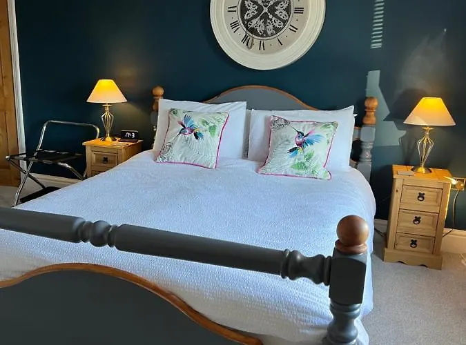 Overdale And Free Parking Guest house