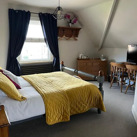 Overdale And Free Parking 4*