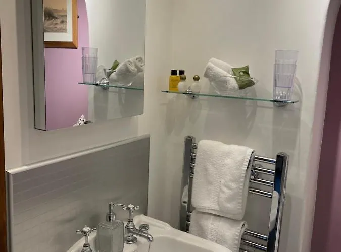 Overdale And Free Parking Guest house