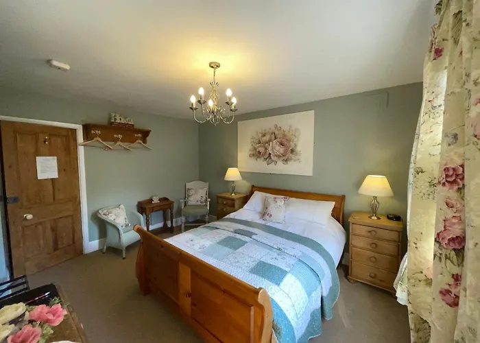 Overdale And Free Parking Guest house